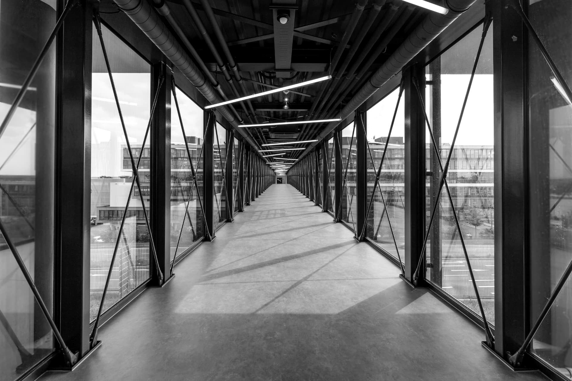 Schwarz-Weiß-Aufnahme einer modernen Bürogebäude-Fassade von Böhm Architekten